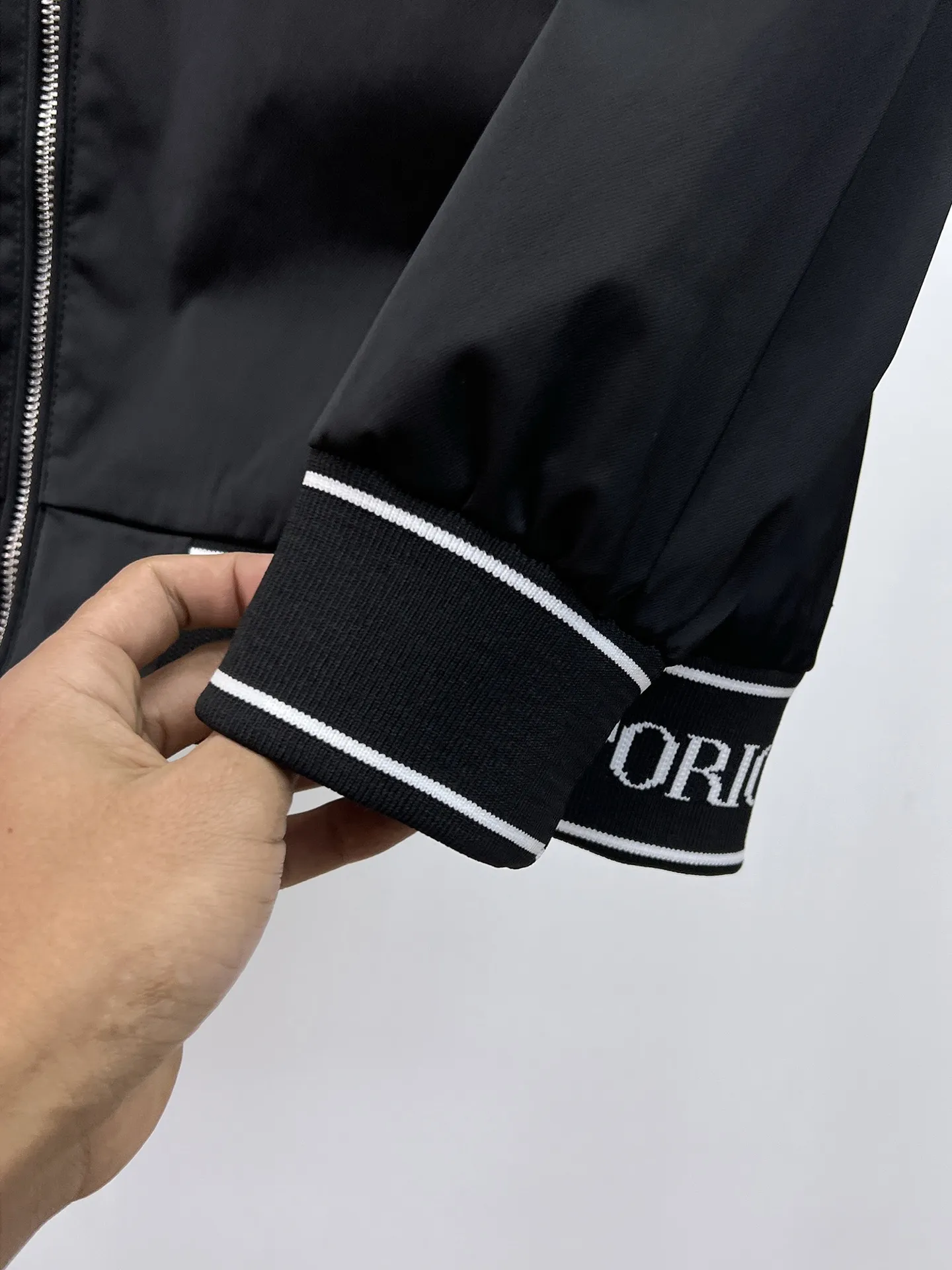 Armani official website Same Style, complete with three labels, on sale in advance. 2026 Autumn and Winter New Arrival men's jacket, Original with complete three labels, Premium version. Custom-made fabrics at the counter. Breathable, high comfort, impeccable details, brand element design concept, reflecting high quality. It feels delicate and soft, presents a casual cut, and has a great upper body shape. Sizes: M～3XL,